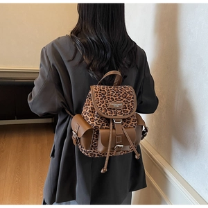 Détail du sac à dos imprimé léopard avec finitions en cuir et poches latérales pratiques
