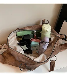 Vue de dessus montrant l'intérieur spacieux du sac cabas marron avec doublure et zip