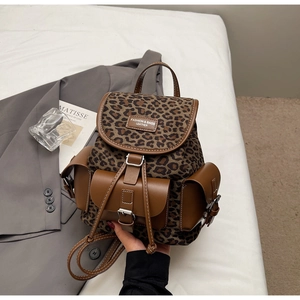 Détail du sac à dos léopard avec garniture en cuir marron et poche à rabat en décor de style