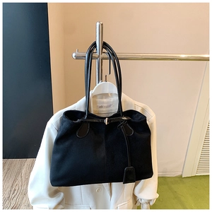 Détail du grand sac cabas en suédine noire avec couture verticale et anse en cuir