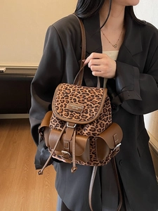 Sac à dos tendance imprimé léopard avec détails en cuir marron et cordon