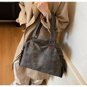 Détail du sac cabas gris anthracite avec rivets métalliques et détails en cuir punk rétro