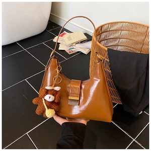 Sac hobo en cuir brillant caramel avec boucle en métal vintage et breloque ours en peluche