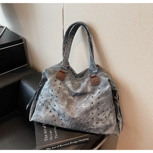 Détail du grand sac cabas avec texture toile marbrée et rivets métalliques vintage