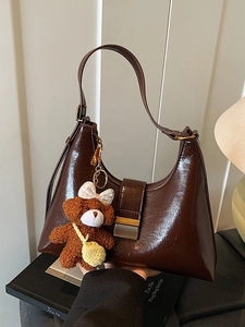 Sac Hobo Retro en Cuir PU pour Femme Vintage Brillant Sac Sous le Bras Avec Pendentif Ours Boucle Magnétique Sac à Main