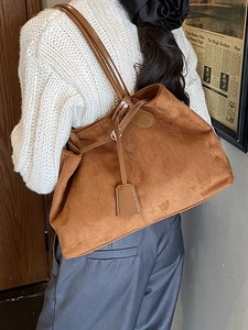 Sac fourre-tout en daim marron pour femme avec grande capacité et style rétro chic