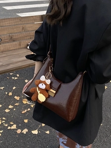 Sac à bandoulière marron rétro avec charme ours en peluche dans un décor d'automne