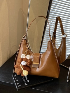 Sac hobo vintage marron avec un pendentif chiot en peluche et fermeture magnétique en métal