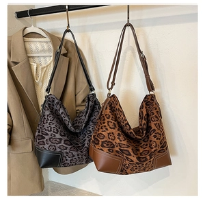 Dettaglio della borsa tote leopardata con angoli in pelle a contrasto e cuciture