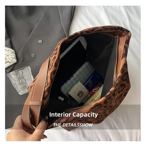 Vista interna della borsa tote leopardata che mostra la grande capacità per oggetti