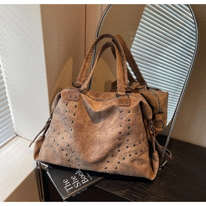 Vue détaillée du sac cabas vintage en cuir marron avec rivets métalliques élégants