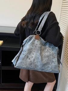 Grand sac cabas gris-bleu avec clous métalliques et poignée ronde en métal chic
