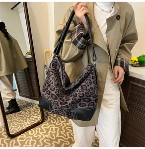 Dettaglio della borsa tote leopardata con cuciture a contrasto e tracolla in pelle