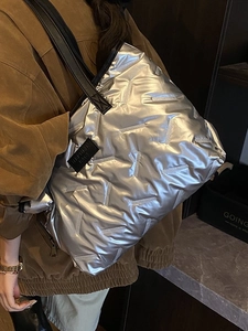 Metallisch silberne Stepp-Tote-Tasche für Damen mit gepolsterten Riemen und viel Platz