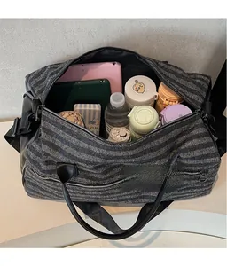 Vue détaillée du grand sac de sport gris montrant les compartiments spacieux et le rangement