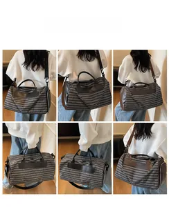 Détail du sac de voyage rayé avec compartiment à chaussures et bandoulière réglable