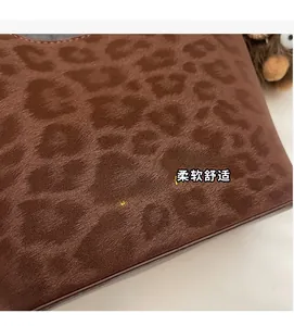 Macro del tessuto scamosciato leopardato con texture morbida e cuciture di qualità