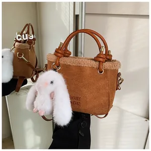 Secchiello invernale in camoscio marrone con bordo in shearling e charm a coniglietto
