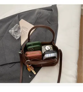 Vue intérieure du sac seau en daim marron montrant une grande capacité pour vos objets
