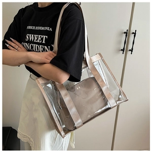 Détail du sac cabas transparent en PVC avec sangles champagne et pochette intérieure zippée