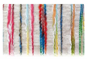 Primer plano de rayas tejidas de colores y textura de hilo en este bolso tipo cubo