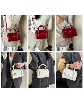 Collage de mannequins portant des sacs boîtes rouges et blancs à la main et en bandoulière