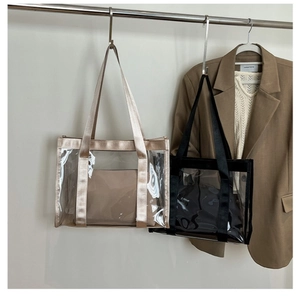 Vue détaillée de sacs cabas en PVC transparent avec pochettes intérieures en studio