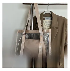 Vue détaillée du sac cabas en PVC transparent avec sangles bises et pochette intérieure