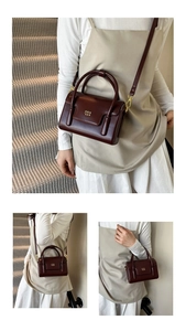 Détail du sac boîte vintage marron foncé avec logo doré et texture en cuir brillant