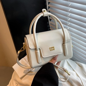 Sac bandoulière rectangulaire blanc crème minimaliste avec logo doré et poignée