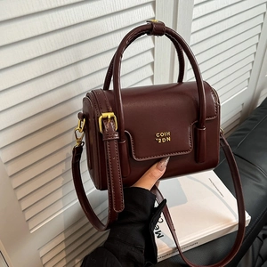 Sac à main rétro en cuir bordeaux avec logo doré et bandoulière réglable