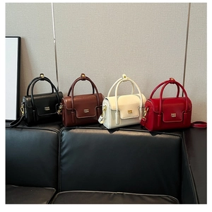 Mini sacs à main rétro en cuir brillant noir, marron foncé, blanc crème et rouge élégant