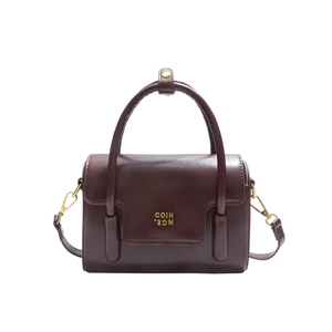 Sac à main carré minimaliste en cuir brun rouge avec poignée et détails dorés