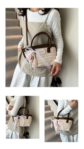 Dettaglio borsa tote in paglia intrecciata con fiocco di pizzo bianco e manico in pelle