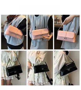 Détails du sac baguette minimaliste en cuir verni brillant avec boucle G argentée