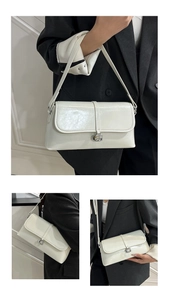 Détail du sac baguette blanc avec boucle G argentée et texture en cuir synthétique