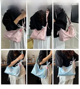 Detailansichten der Hobo-Tasche mit Spitzenschleifen und Herzanhängern in Pastell