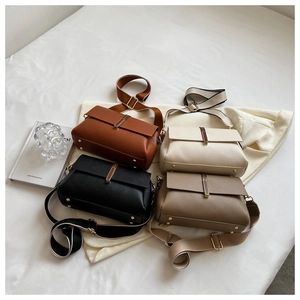 Mise à plat de petits sacs bandoulière en quatre couleurs avec larges bretelles en tissu