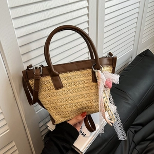 Borsa tote in paglia con manici in pelle marrone, fiocco in pizzo e ciondolo a cuore mare