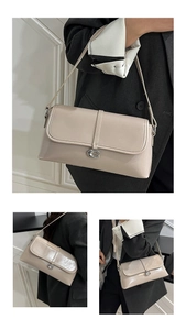 Détail du sac baguette verni beige avec boucle G en métal argenté et finition lisse en cuir