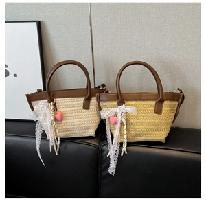 Borsa Tote da Donna in Paglia Intrecciata Fiocco Pizzo Ciondolo Cuore Finiture in Pelle PU Secchiello Estate Spiaggia Vacanza