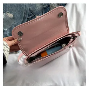 Détails de l'intérieur du sac baguette rose avec poche zippée et fermoirs magnétiques argentés