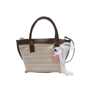 Borsa tote in paglia da donna con finiture in pelle marrone e ciondolo a cuore