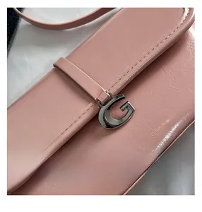 Détail du sac baguette en cuir plissé rose clair avec boucle G argentée et surpiqûres