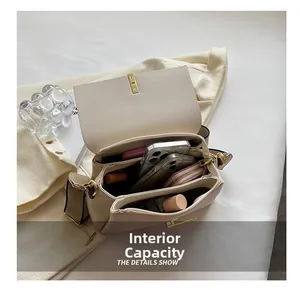 Capacité interne du sac crème avec compartiments pour téléphone et cosmétiques