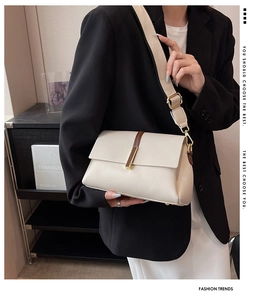 Détail du sac bandoulière beige en cuir avec large sangle et boucle dorée chic