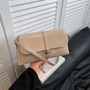 Sac baguette élégant en cuir PU abricot avec boucle G argentée et bandoulière