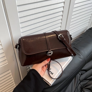Sac baguette en cuir huilé marron foncé avec boucle C argentée et bandoulière réglable