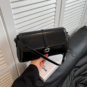 Sac baguette tendance en cuir verni noir avec boucle métallique argentée en forme de G