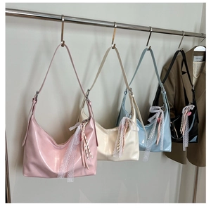 Schicke Hobo-Taschen aus Lackleder mit Spitzenschleifen in Rosa, Beige, Blau und Schwarz